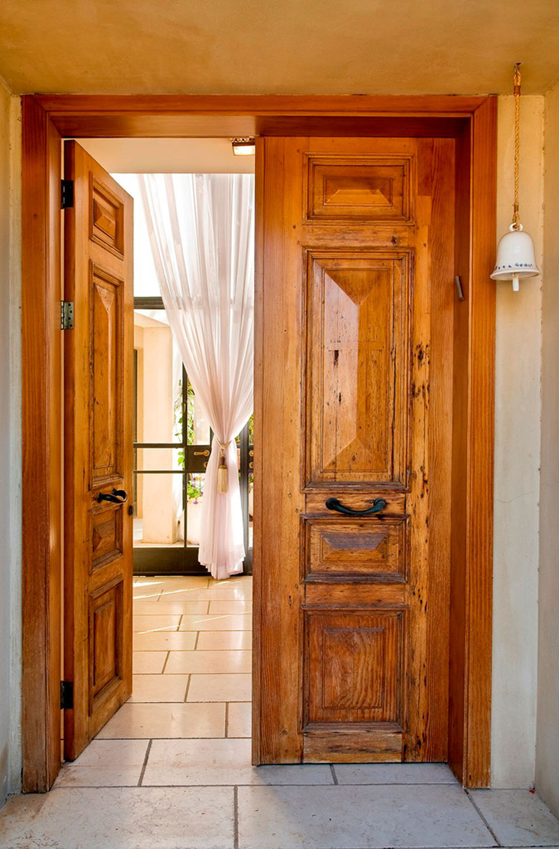 כניסה דלת מעץ לבית 